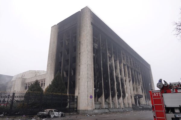 Sediul administrației orașului, care a fost incendiat în timpul protestelor declanșate de creșterea prețului combustibilului, în Almatî, Kazahstan, 7 ianuarie 2022. - Sputnik Moldova