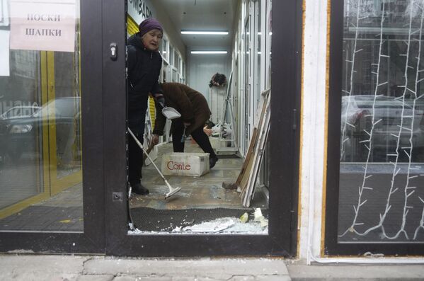 Vânzătorii își aduc în ordine magazinul care a fost spart și jefuit în timpul ciocnirilor din Almatî, Kazahstan. - Sputnik Moldova
