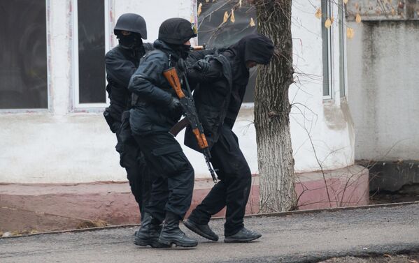 Polițiști au reținut un bărbat pe strada Baitursînov din Almatî. - Sputnik Moldova