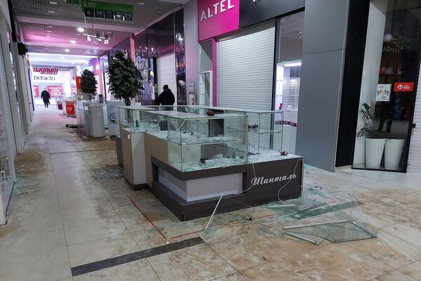 Vitrine devastate de hoți în timpul dezordimilor, centrul comercial Mart din Almatî. - Sputnik Moldova