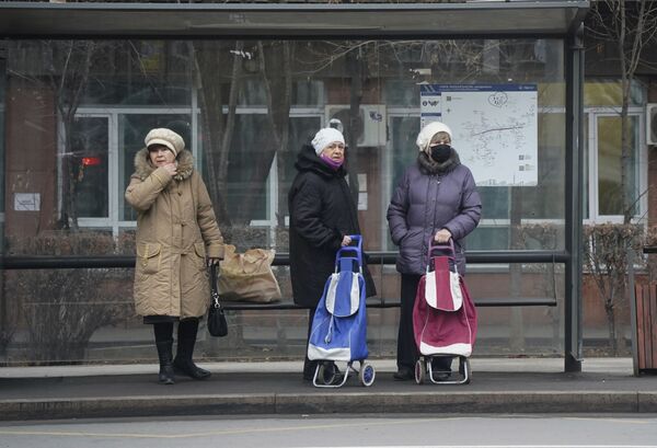 Femei la o stație de așteptare din Almatî. - Sputnik Moldova