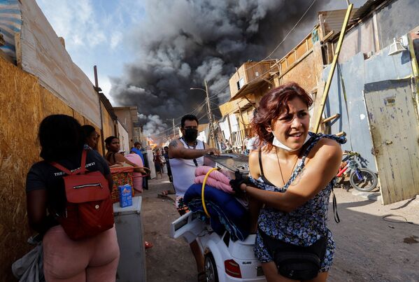 Жители убегают от пожара в чилийском городе Икике. - Sputnik Молдова