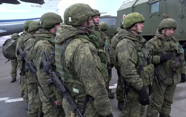 Личный состав из состава российского контингента миротворческих сил ОДКБ на аэродроме в Алма-Ате.  - Sputnik Молдова