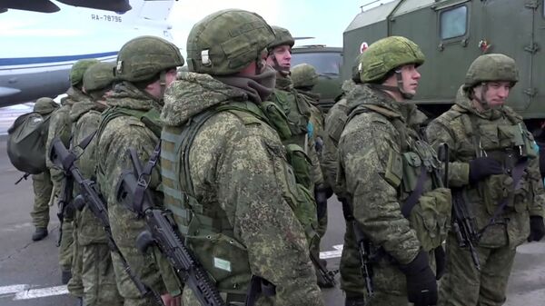 Личный состав из состава российского контингента миротворческих сил ОДКБ на аэродроме в Алма-Ате - Sputnik Moldova