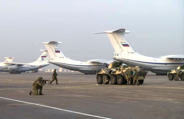 Antrenamente militare a contingentului rus din cadrul forțelor de menținere a păcii ale OTCS pe aeroportul din Almatî. - Sputnik Moldova-România