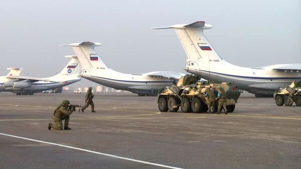 Тренировка подразделений российского контингента миротворческих сил ОДКБ на аэродроме в Алма-Ате - Sputnik Moldova