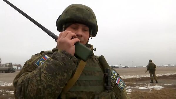 Un militar din contingentul rus al forțelor de menținere a păcii OTSC (Organizația Tratatului de Securitate Colectivă) pe aerodromul din Almatî. - Sputnik Moldova-România