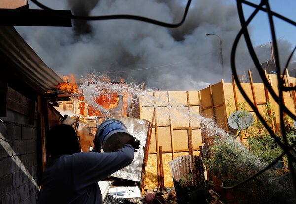 Тушение горящего дома в чилийском городе Икике. - Sputnik Молдова