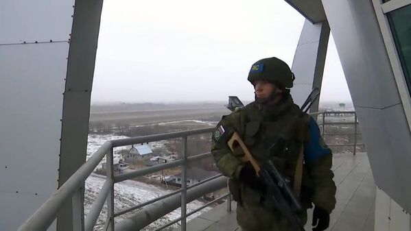 Военнослужащий из состава российского контингента миротворческих сил ОДКБ на аэродроме в Алма-Ате.  - Sputnik Молдова