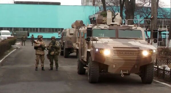 Militari din contingentul rus al forțelor de menținere a păcii OTSC (Organizația Tratatului de Securitate Colectivă) asigură ordinea publică prin patrularea non-stop a zonelor de importanță strategică cu ajutorul mașinilor blindate. - Sputnik Moldova-România