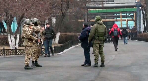 Militari din contingentul forțelor de menținere a păcii ale Organizației Tratatului de Securitate Colectivă pe o stradă din capitala Kazahstanului. - Sputnik Moldova-România