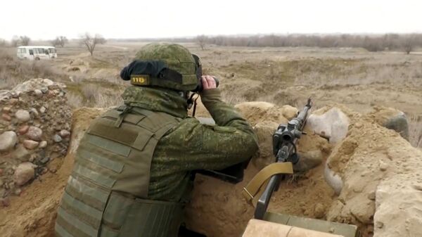 Военнослужащий из состава контингента миротворческих сил ОДКБ - Sputnik Молдова