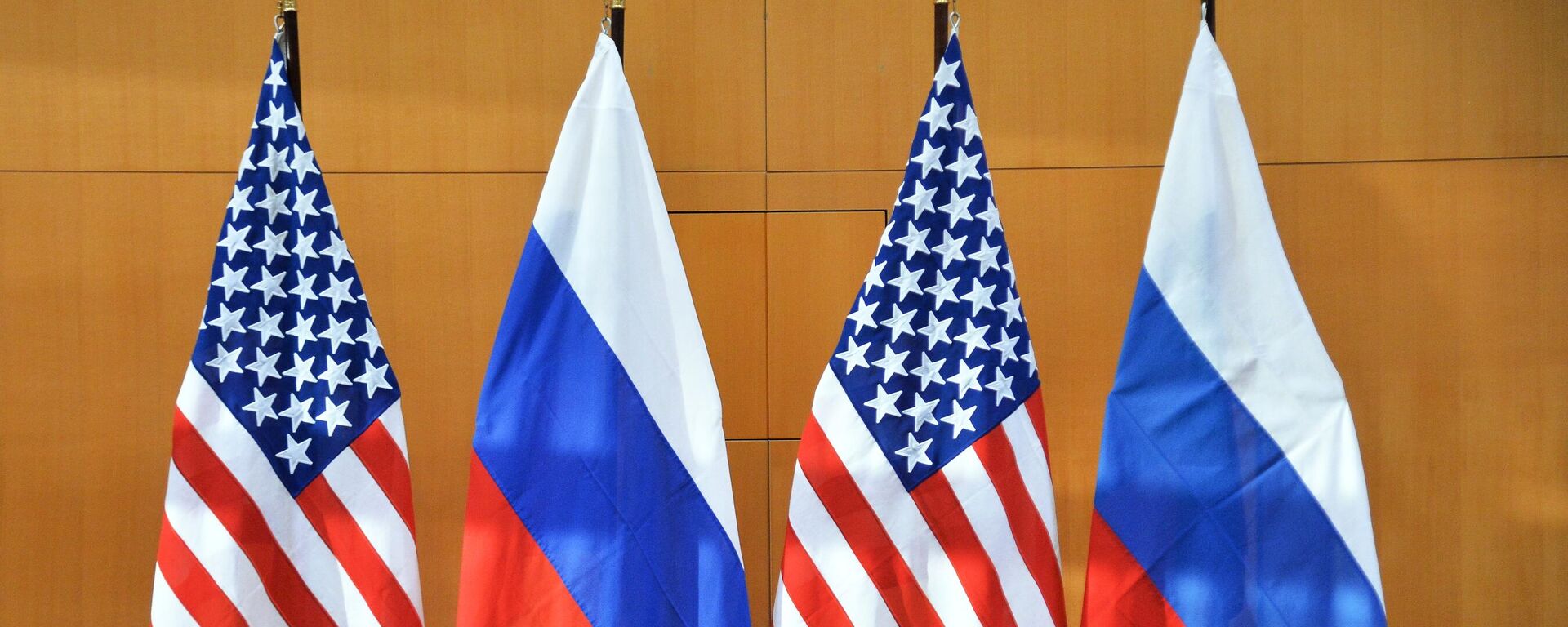 Drapelele Rusiei și SUA la negocierile de la Geneva - Sputnik Moldova, 1920, 13.01.2022