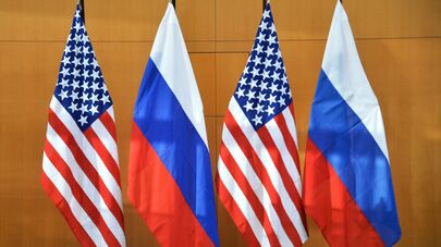 Государственные флаги России и США