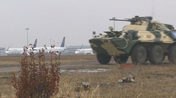 Казахстан: Российские миротворцы ОДКБ охраняют аэропорт Алматы - Sputnik Moldova