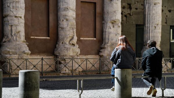 Люди возле храма Пантеона в Риме в период карантина - Sputnik Молдова