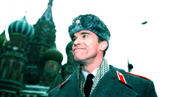 Звезда голливудских боевиков Арнольд Шварценеггер в форме советского милиционера на Красной площади в Москве - Sputnik Moldova-România