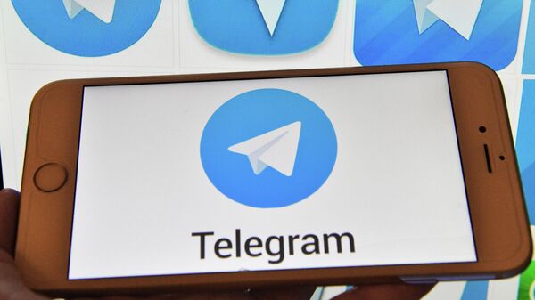 Логотип мессенджера Telegram на экранах смартфона и компьютера - Sputnik Moldova
