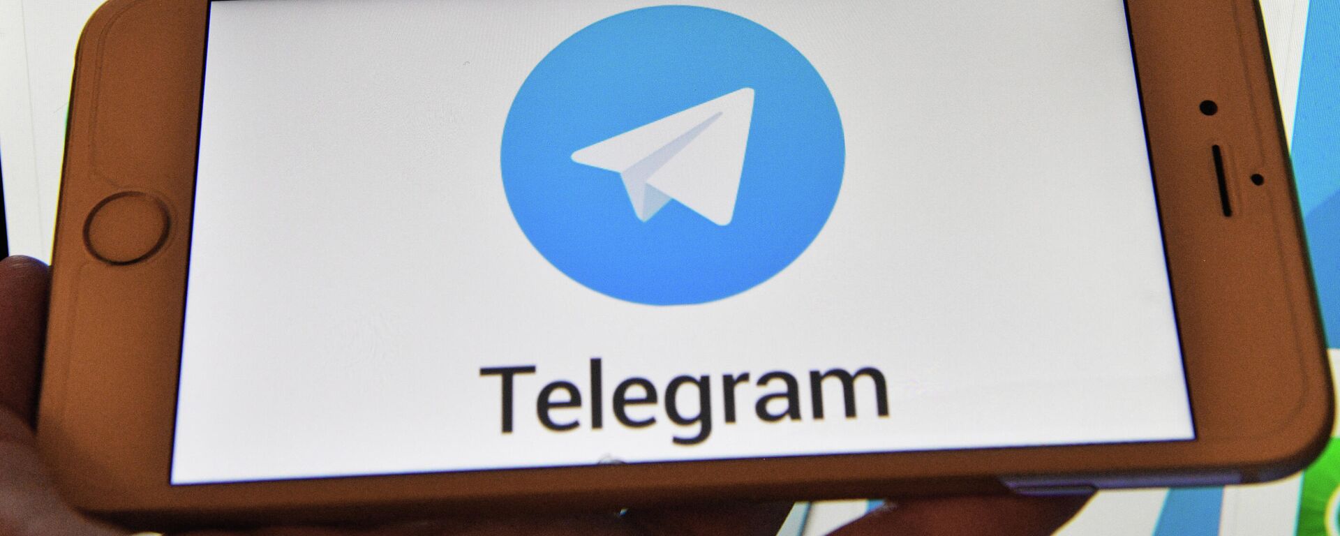 Логотип мессенджера Telegram на экранах смартфона и компьютера - Sputnik Moldova-România, 1920, 28.02.2022