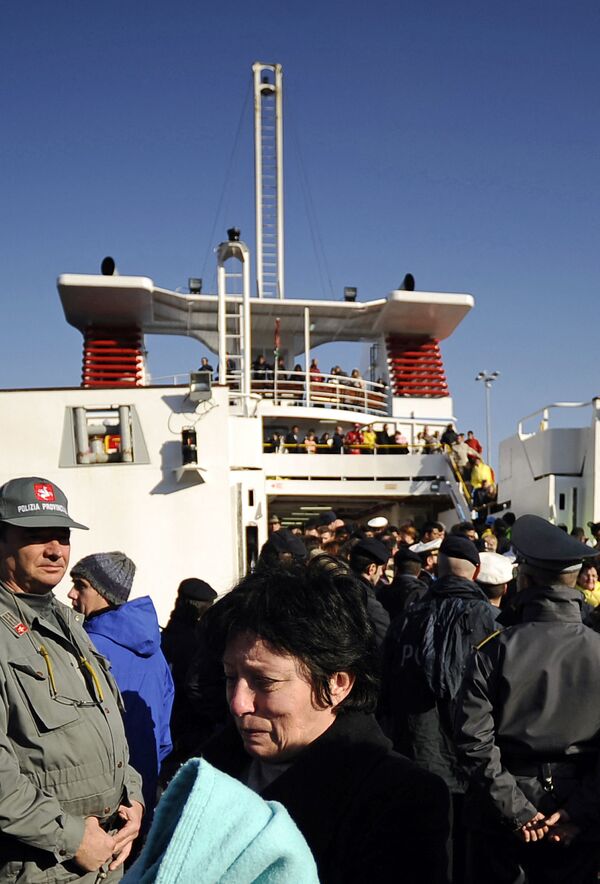 Pasageri de pe Costa Concordia sosesc la Porto Santo Stefano pe 14 ianuarie 2012, după ce au fost evacuați de pe vasul de croazieră naufragiat lângă Isola del Giglio. - Sputnik Moldova-România