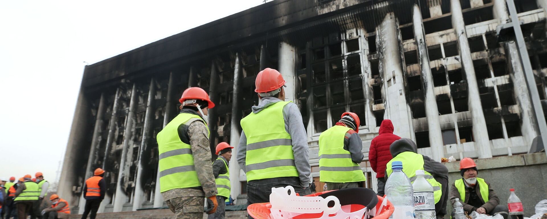 Рабочие во время восстановительных работ пострадавшего от пожара здания Акимата в Алма-Ате - Sputnik Молдова, 1920, 04.02.2022