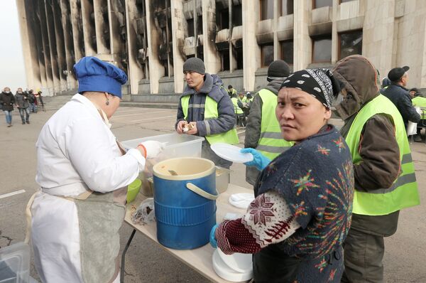 Рабочие во время обеда в перерыве восстановительных работ пострадавшего от пожара здания Акимата. - Sputnik Молдова