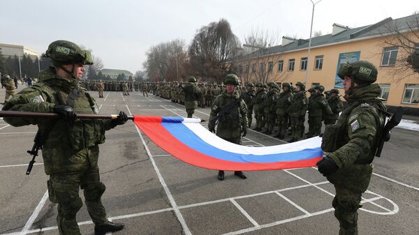 Militari ruși la ceremonia dedicată retragerii trupelor OTSC din Kazahstan - Sputnik Moldova