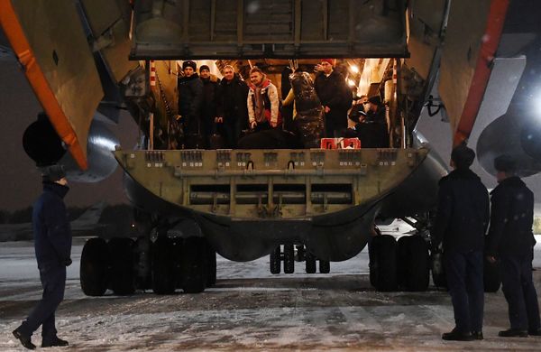 Самолет Ил-76М военно-транспортной авиации с эвакуированными из Казахстана россиянами на аэродроме Чкаловский - Sputnik Молдова