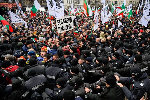 Столкновения демонстрантов с полицией во время акции протеста против ковид-ограничений в Софии, Болгария. - Sputnik Молдова