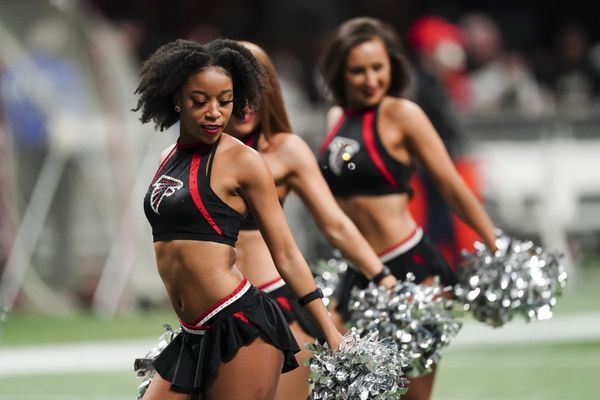 Чирлидеры Atlanta Falcons выступают на футбольном матче НФЛ между Atlanta Falcons и New Orleans Saints в Атланте. - Sputnik Молдова