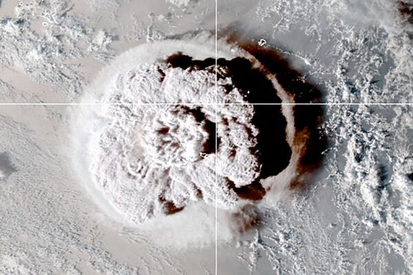Извержение подводного вулкана у берегов Тонги, вызвавшее предупреждение о цунами для нескольких островных государств южной части Тихого океана, видно на снимке со спутника NOAA GOES-West, сделанном в 05:00 по Гринвичу 15 января 2022 года. - Sputnik Молдова