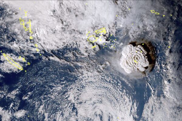 На этом снимке, сделанном японским метеорологическим спутником Himawari-8, видно извержение подводного вулкана в островном государстве Тонга в субботу, 15 января 2022 года.  - Sputnik Молдова