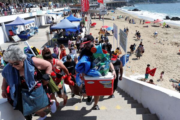 Люди эвакуируются с береговой линии в Чили после предупреждения местных властей об угрозе цунами после извержения подводного вулкана на острове Тонга в южной части Тихого океана, Винья-дель-Мар, Чили, 15 января 2022 года. - Sputnik Молдова