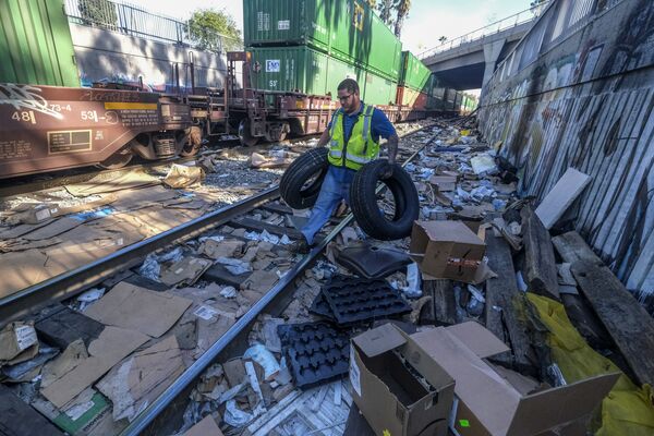 Работникам железной дороги приходится постоянно чистить пути, ведь оставленный на них мусор может представлять серьезную опасность для поездов и для людей. - Sputnik Молдова