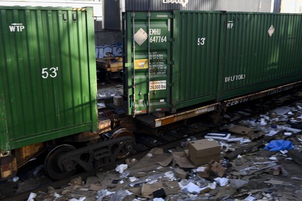 Грабежи достигли небывалых масштабов: люди вскрывают контейнеры с посылками прямо на ходу поезда. - Sputnik Молдова