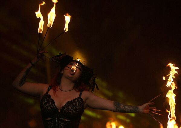 Женщина-пожирательница огня во время шоу, посвященного 25-летию &quot;Цирка ужасов&quot;, в театре &quot;Тайн&quot;, Великобритания. - Sputnik Молдова