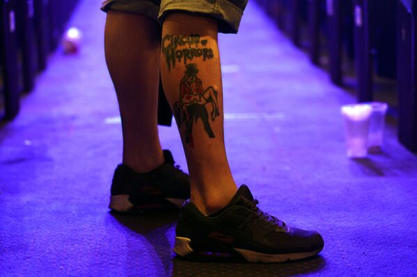 Татуировка на ноге одного из зрителей шоу &quot;Цирка ужасов&quot;. - Sputnik Молдова