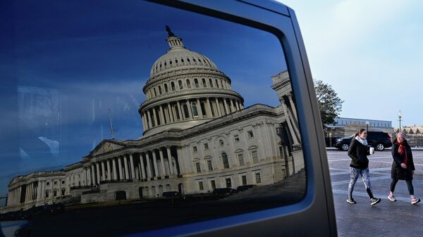 
Отражение Капитолия США в окне автомобиля - Sputnik Молдова