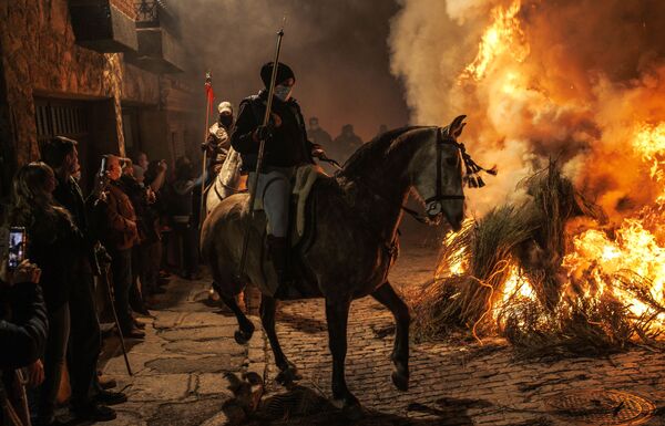 В деревне Сан-Бартоломе де Пинарес в Испании ежегодно проводят обряд &quot;освящения&quot; огнем лошадей. - Sputnik Молдова
