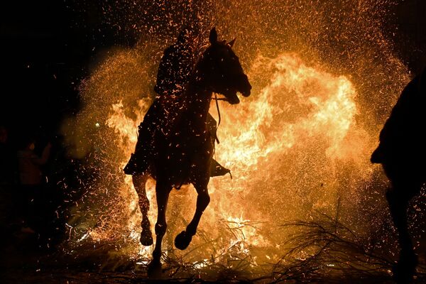 Древней традиции &quot;освящения&quot; огнем уже несколько сотен лет. - Sputnik Молдова