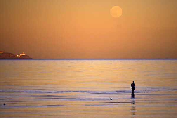 &quot;Волчье полнолуние&quot; над пляжем в Дублине, Ирландия. - Sputnik Молдова