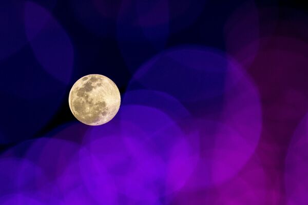 Следующая полная луна появится в небе 9 февраля, ее также называют &quot;Снежной Луной&quot;. - Sputnik Молдова