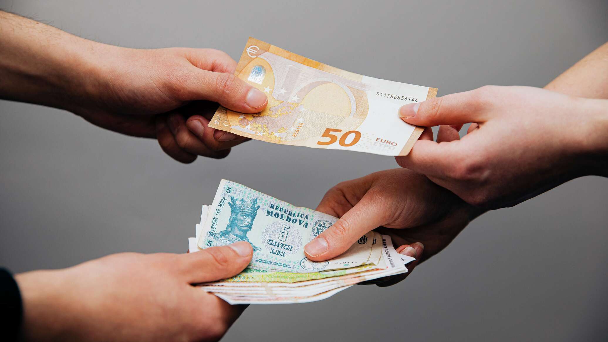 225 долларов в рублях. Евро и грн в руках. Доллары в молдавских леях. Национальная валюта Молдавии.