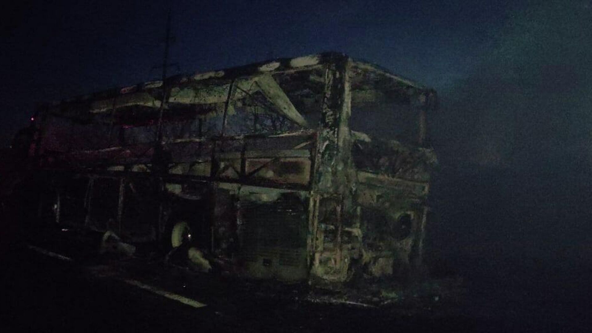 Un autocar a ars în întregime lângă satul Bujor - Sputnik Moldova, 1920, 19.01.2022