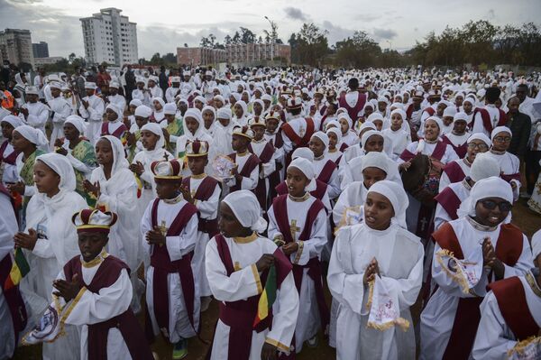 Православные в Эфиопии праздник Крещения называют Тимкат. Каждый год они устраивают одноименный фестиваль, на который съезжаются сотни людей в праздничных одеждах. - Sputnik Молдова
