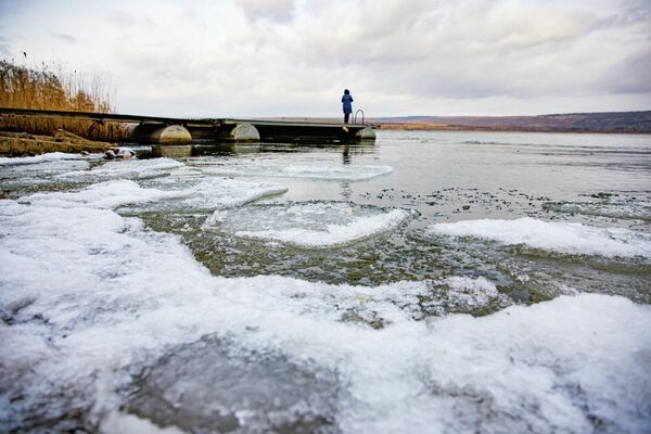 Mai mulți moldoveni s-au scăldat în apa rece ca gheața de Bobotează - Sputnik Moldova