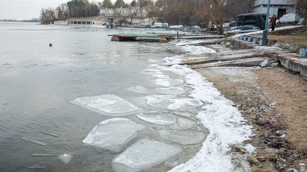 Lac înghețat, gheață subțire - Sputnik Moldova
