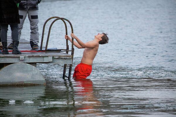 Не всем купания на Крещение даются легко. - Sputnik Молдова