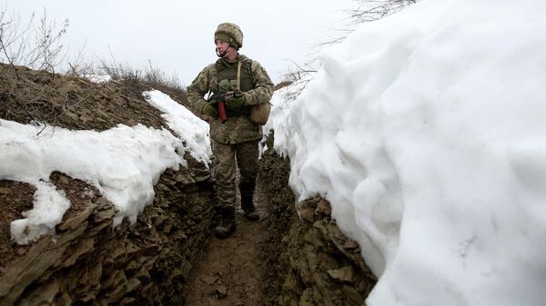 Украинский военнослужащий на линии соприкосновения в Донецкой области - Sputnik Молдова