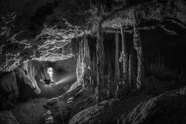Снимок Ancient Caves фотографа Tom St George, победивший в категории Black &amp; White. - Sputnik Молдова